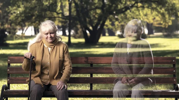 Старушка Одинокая Скучает Своей Хорошей Подруге Сидит Парке Несчастная Пенсионерка — стоковое фото