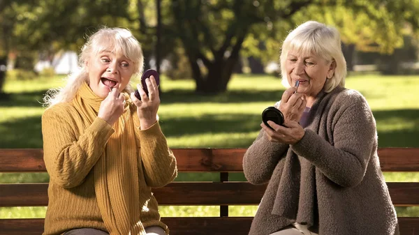 Zwei Alte Damen Schminken Sich Sitzen Auf Bank Park Age — Stockfoto