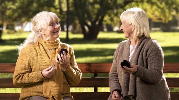 Funny Mogna Kvinnor Konfektionering Läpparna Och Tittar Till Varandra Mode — Stockfoto