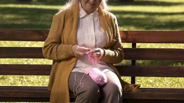 Abuela Vieja Descansando Banco Parque Tejiendo Para Familia Del Nieto — Foto de Stock