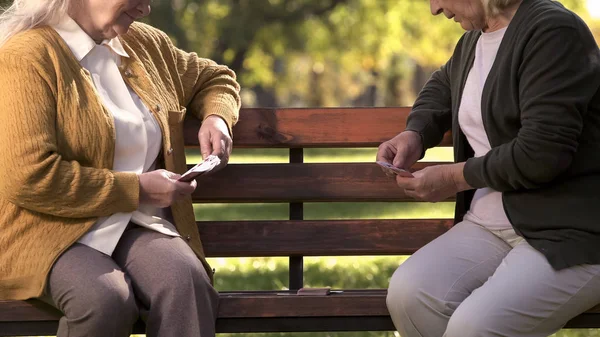 Две Пожилые Женщины Наслаждаются Играя Карты Скамейке Парке Пожилые Друзья — стоковое фото