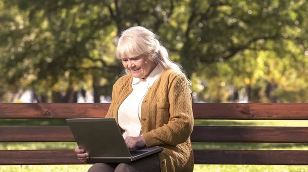 Seniorin Arbeitet Draußen Park Laptop Informationstechnologie — Stockfoto
