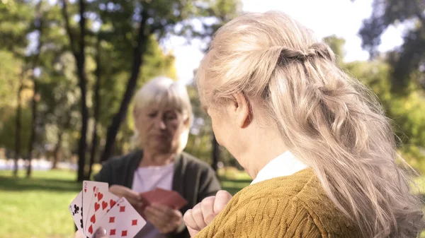 Zwei Glückliche Alte Frau Beim Kartenspielen Park Der Nähe Des — Stockfoto