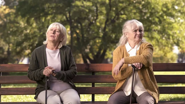 Ältere Damen Sitzen Getrennt Auf Bank Park Freunde Streiten Und — Stockfoto