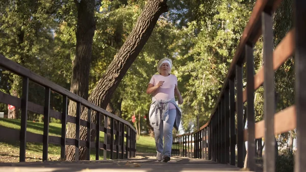 Fit Ηλικιωμένη Γυναίκα Τρέχει Στο Πάρκο Ψυχή Νεολαίας Πρωί Άσκηση — Φωτογραφία Αρχείου