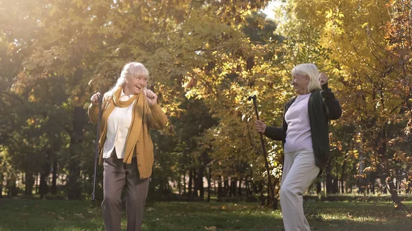 Забавные Пожилые Женщины Наслаждаются Погодой Танцами Весельем Теплом Осеннем Парке — стоковое фото