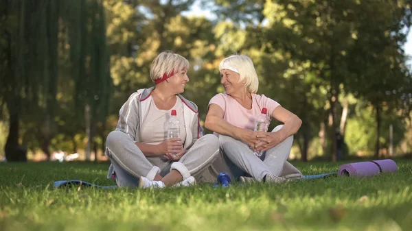 Temiz Hava Sağlık Üzerinde Yoga Dersleri Sonra Çimenlerin Üzerinde Oturan — Stok fotoğraf