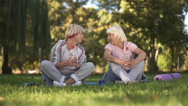 Middle Age Woman Her Mother Talking Doing Exercises Yoga Park — Stock Photo, Image