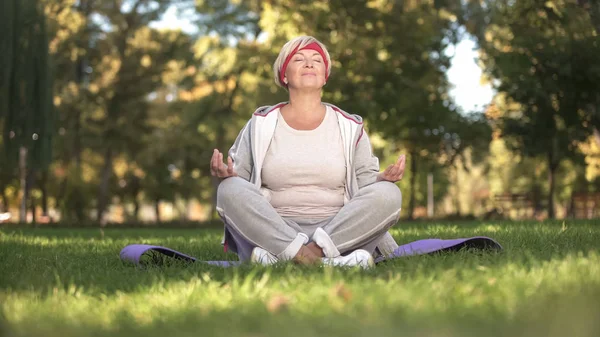 Mujer Mediana Edad Respirando Profundamente Meditando Sentada Posición Loto — Foto de Stock