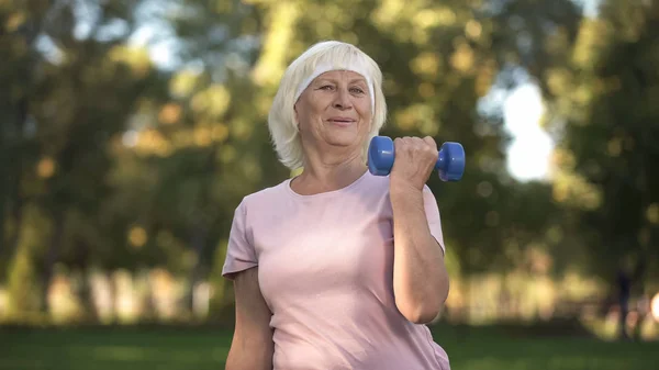 Sorrindo Senhora Mais Velha Fazendo Fitness Com Halteres Dia Ensolarado — Fotografia de Stock