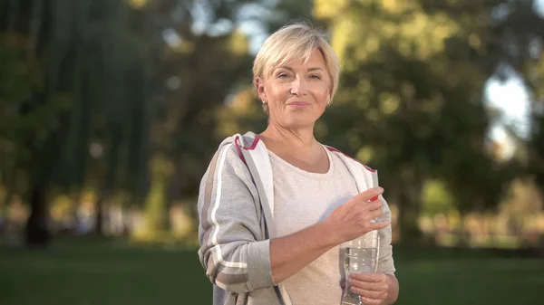 Hübsche Frau Mittleren Alters Trinkt Wasser Park Hält Wasserhaushalt Gesundheit — Stockfoto