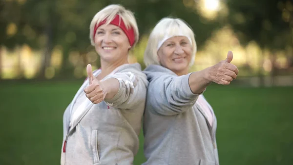 Duas Mulheres Maduras Felizes Sorrindo Mostrando Polegares Parque Estilo Vida — Fotografia de Stock