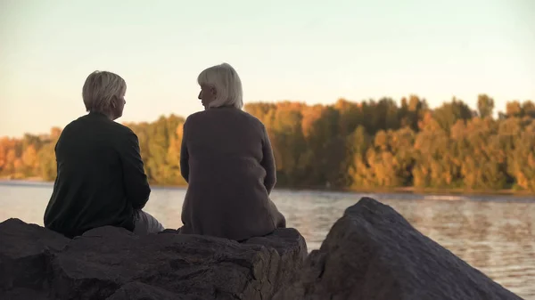 Mulheres Adultas Conversando Perto Lago Parque Desfrutando Fim Semana Livre — Fotografia de Stock