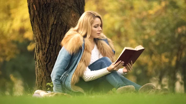 Vacker Kvinna Läser Bestseller Som Sitter Träd Höstens Skog Hobby — Stockfoto