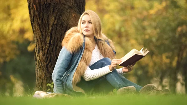 Elegant Lady Läsa Äventyr Bok Och Njuter Höstvädret Central Park — Stockfoto