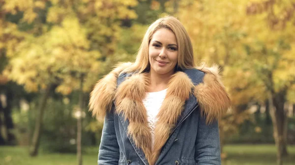 Mulher Feliz Sorrindo Olhando Para Câmera Parque Outono Seguro Social — Fotografia de Stock