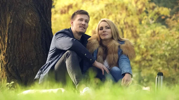 Älskande Par Sitter Träd Att Datum Utomhus Picknick Parken Lycka — Stockfoto