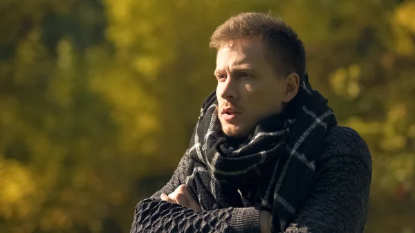 冷冻男子在秋季公园感到寒冷 支气管炎风险 温暖的衣服广告 — 图库照片