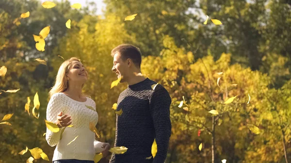 Pareja Despreocupada Disfrutando Hojas Amarillas Cayendo Felices Momentos Infantiles — Foto de Stock