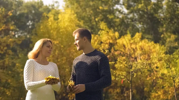 Uomo Donna Che Tengono Preparano Lanciare Foglie Gialle Divertendosi Nel — Foto Stock