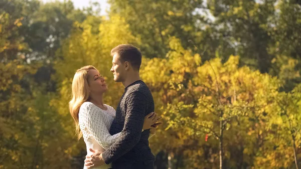 Casal Feliz Abraçando Floresta Outono Olhando Para Outro Com Amor — Fotografia de Stock