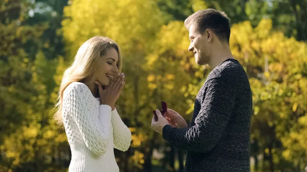 年轻人建议用戒指给女朋友 在秋园订婚 — 图库照片