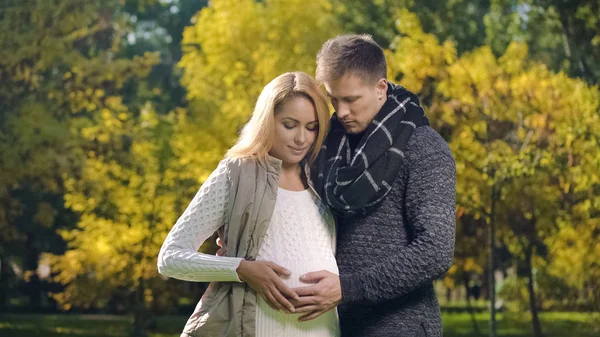 Mann Und Frau Streicheln Schwangerschaftsbauch Warten Auf Neugeborenes Elternschaft — Stockfoto