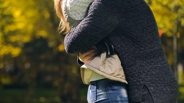 Женщина Мужчина Обнимаются Осеннем Парке Встречаются После Долгого Расставания Любовь — стоковое фото