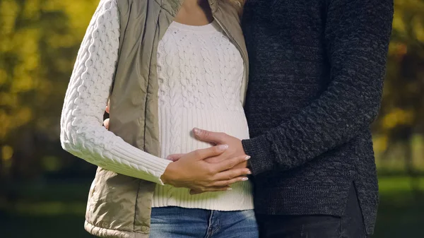 Schwangere Frau Mit Mann Streichelt Bauch Pränatale Versorgung Fruchtbarkeitswissenschaft — Stockfoto