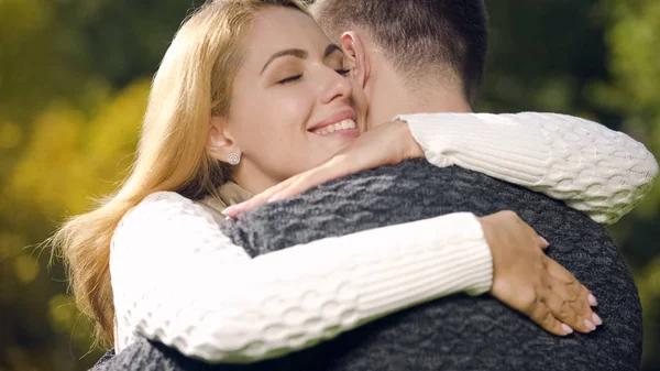 Mulher Bonito Ternamente Abraçando Marido Encontro Romântico Livre Sentindo Amor — Fotografia de Stock