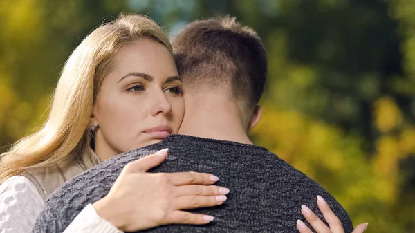 Casal Triste Abraçando Despedida Antes Partir Esboço Serviço Militar Despedida — Fotografia de Stock