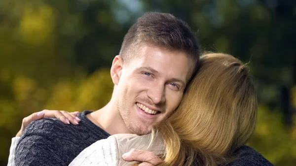 Mann Umarmt Frau Und Schaut Kamera Liebesbeziehung Heiratsagentur — Stockfoto