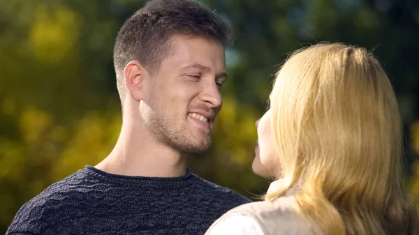 Hombre Sonriente Mirando Mujer Amada Sintiendo Amor Felicidad Unión —  Fotos de Stock