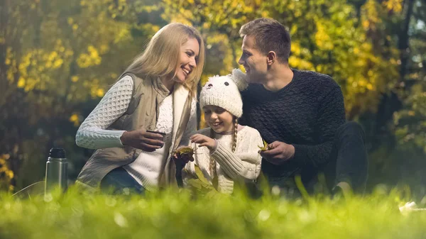 Lykkelig Familie Som Har Det Gøy Høstparken Tilbringer Fritid Sammen – stockfoto