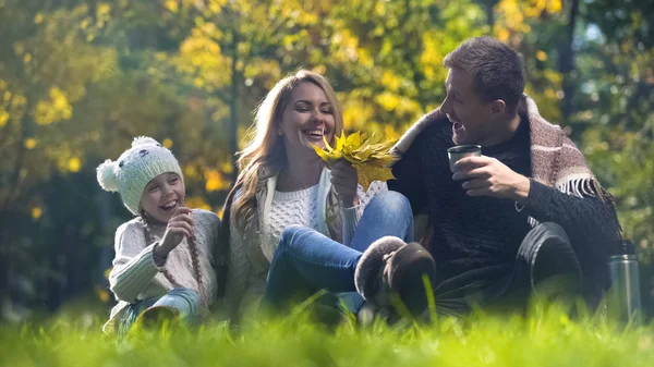 秋の森 意識的な親子関係 幸福でピクニック楽しんで家族 — ストック写真
