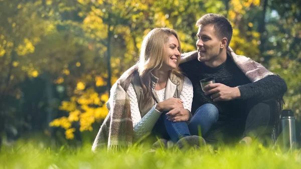 Couple Couvert Plaid Assis Dans Parc Automne Boire Thé Chaud — Photo