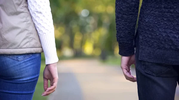 Baksidan Man Och Kvinna Som Står Isär Bakgrunden För Statistik — Stockfoto