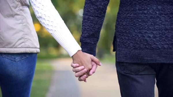 Чоловік Жінка Тримають Руки Назад Живуть Разом Романтичне Побачення — стокове фото