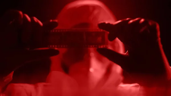 Kırmızı Işıkta Fotoğraf Geliştirme Adam Laboratuvar Kostüm Izlerken Kamera Rulo — Stok fotoğraf