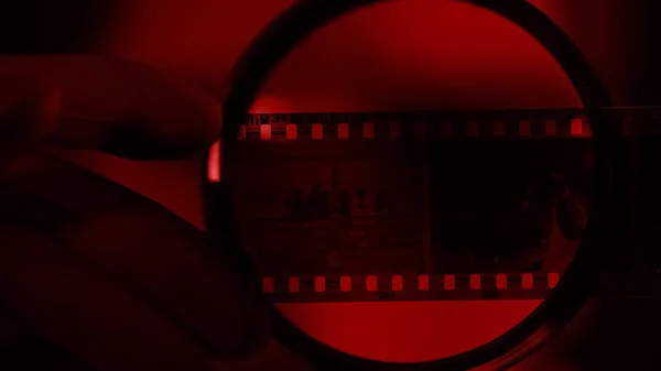 Photographe Regardant Caméra Rouler Travers Loupe Salle Lumière Rouge — Photo