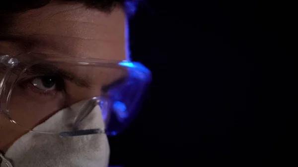 Ilmuwan Forensik Pria Dalam Kacamata Pelindung Penelitian Virus Bahaya Epidemi — Stok Foto
