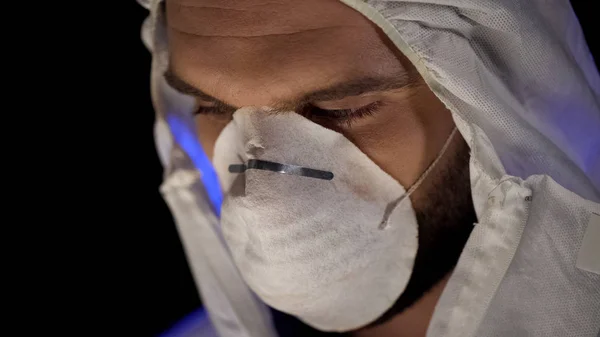 Científico Joven Primer Plano Máscara Protectora Experimento Peligroso Epidemia — Foto de Stock