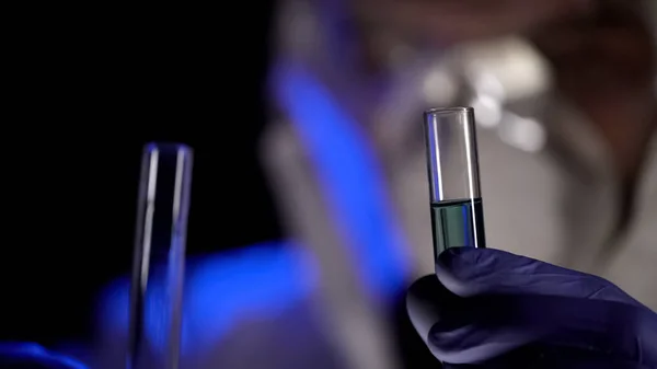 Bilim Adamı Closeup Kimyasal Maddeler Analiz Karıştırma Elinde Tüpler Test — Stok fotoğraf