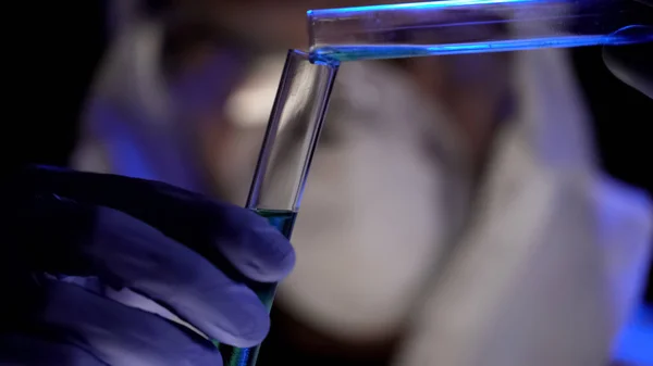 Wissenschaftler Der Elemente Reagenzglas Kombiniert Und Biologische Waffen Herstellt — Stockfoto