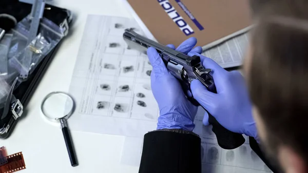 Agente Polizia Che Controlla Tavolo Della Pistola Prove Della Scena — Foto Stock