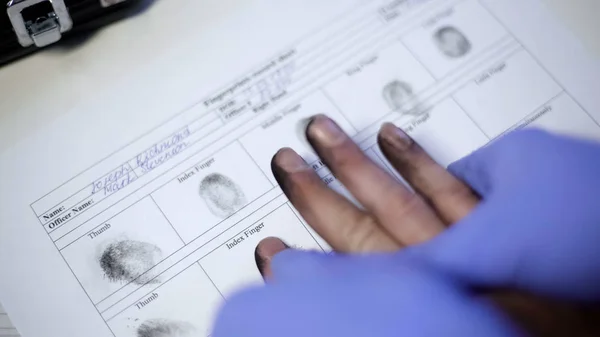 Офицер Полиции Экзаменационных Перчатках Снимает Отпечатки Пальцев Подозреваемого Руки Крупным — стоковое фото