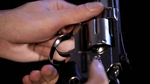 Mannelijke Handen Met Staal Revolver Close Moordenaar Voorbereiden Wapen Bescherming — Stockfoto