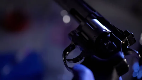 Criminalista Che Conduce Esame Forense Del Revolver Controllando Primo Piano — Foto Stock