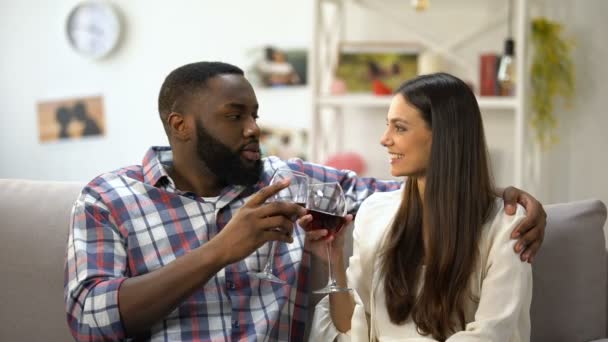 Casal jovem que clama copos de vinho, noite romântica em casa, união — Vídeo de Stock