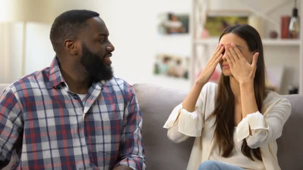 黒人男性は彼のガールフレンドにチューリップやギフトボックス、休日のお祝いを提示 — ストック動画